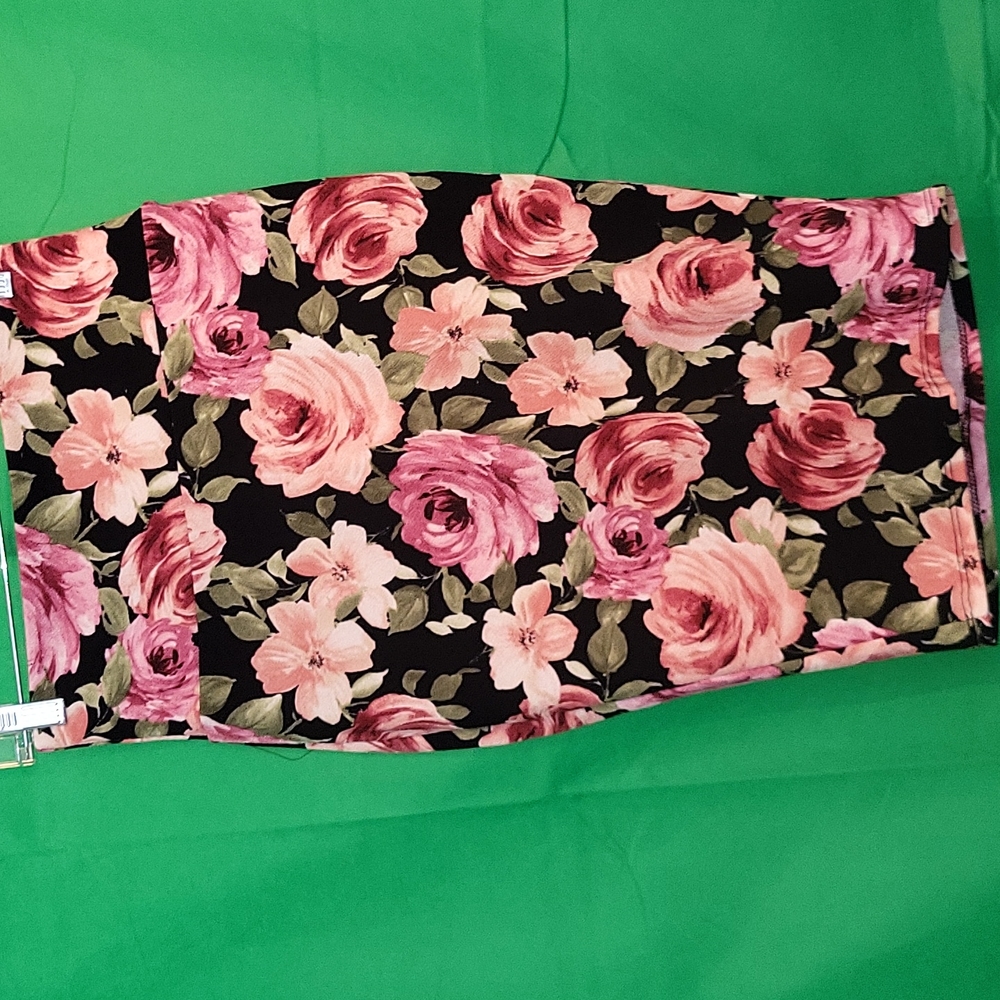 Black with floral print pencil skirt size small